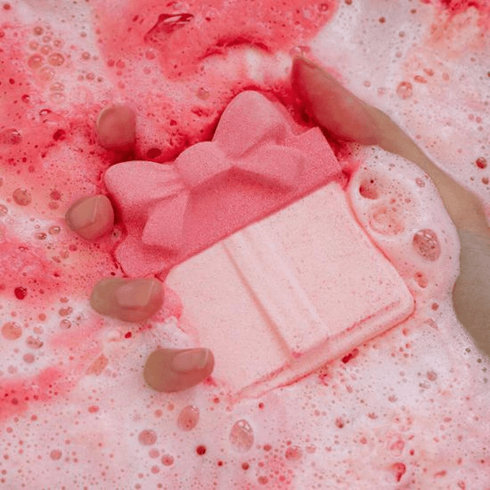 ROUND A’ROUND Joyful Bubble Bath Bomb [Raspberry Gift] 110g | La Cosmetique
